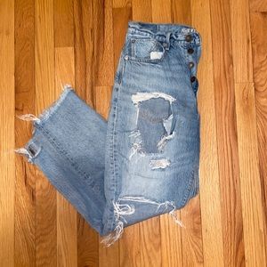 American Eagle destroyed, light wash jeans!